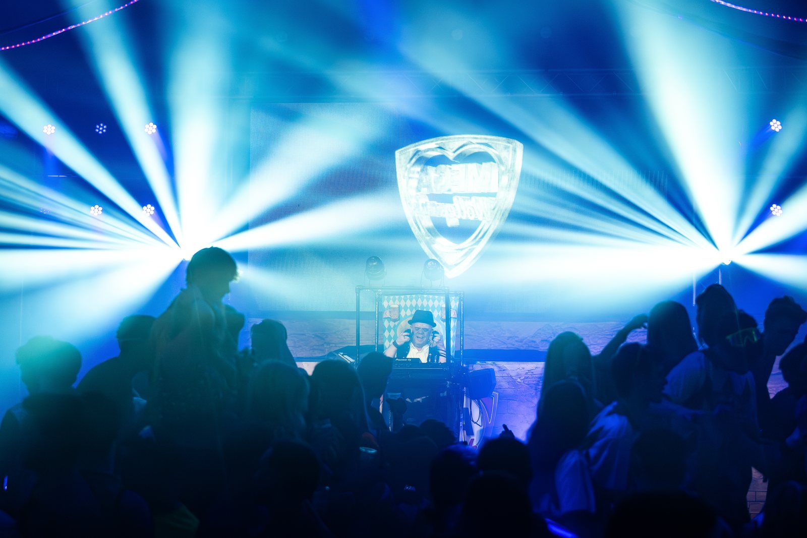 Podium met licht- en geluidstechniek tijdens het Mega Wollepark Festival