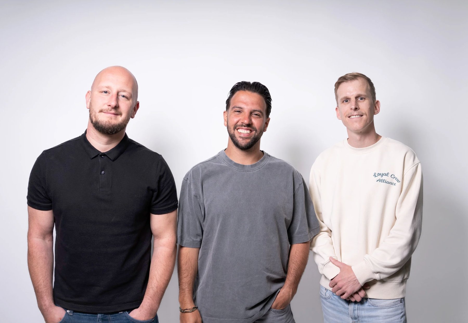 De drie oprichters van De Formule Media & Events naast elkaar in de studio